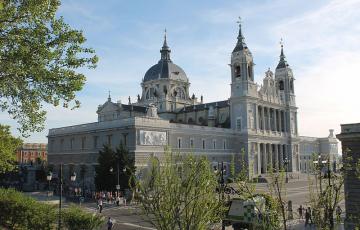 800px-catedral_de_la_almudena_madrid_25.jpg